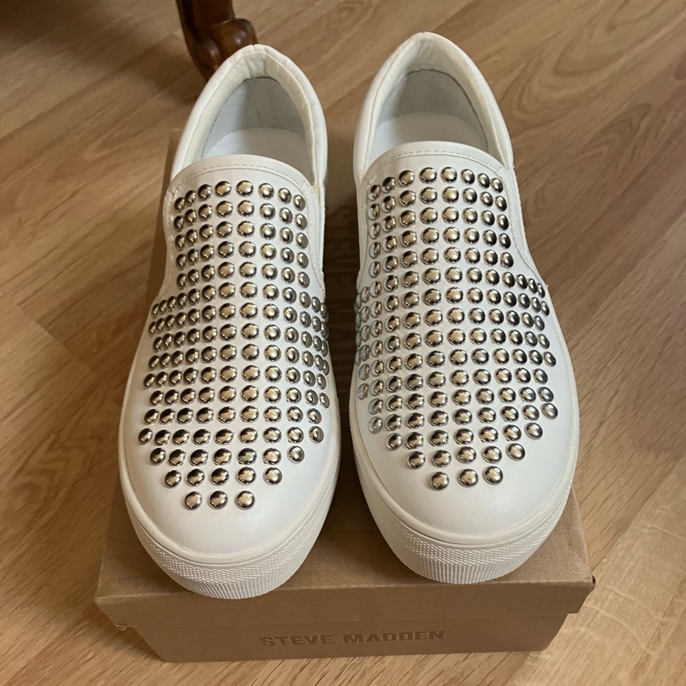 NIB STEVE MADDEN TORIN WHITE STUD SNEAKERS